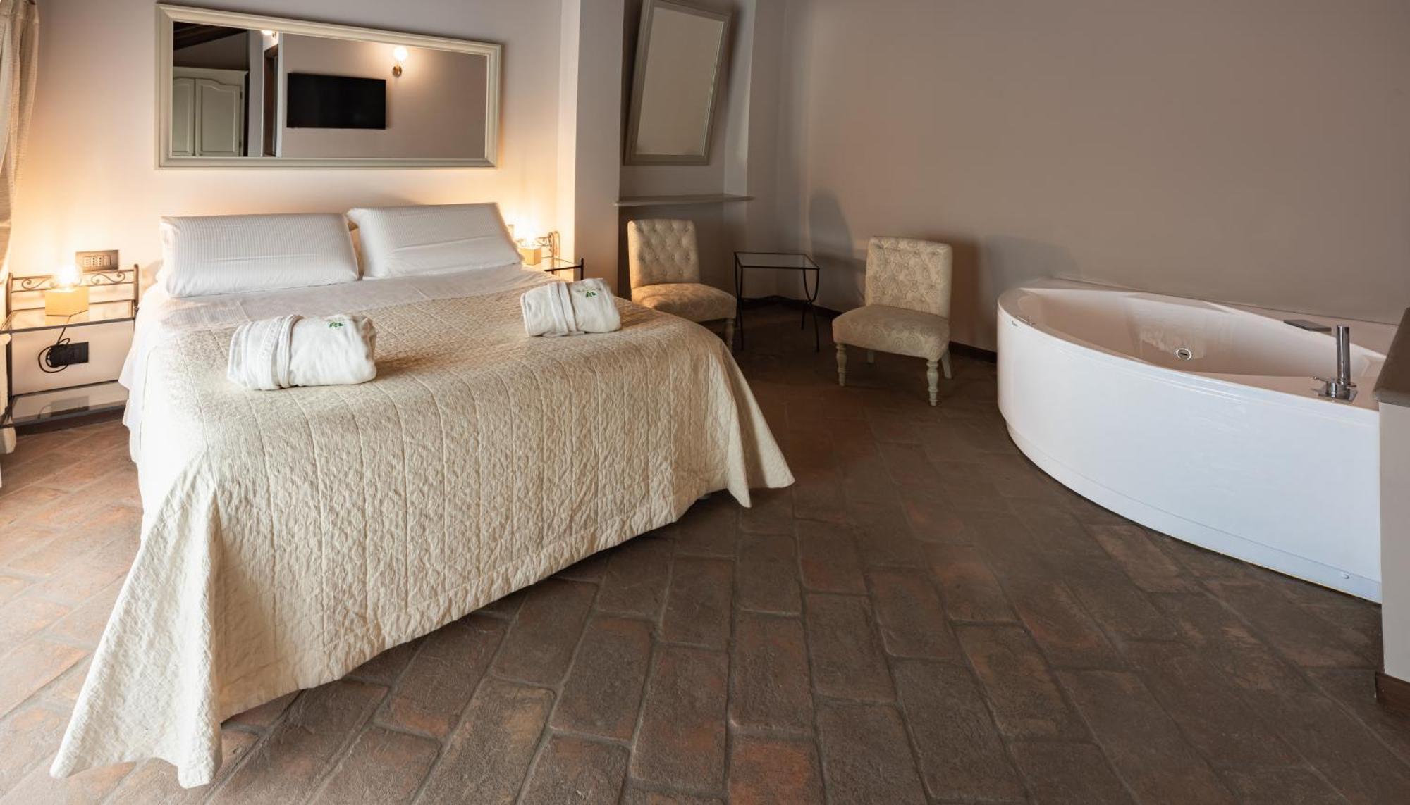 Relais Bella Rosina Pool&Spa La Cassa Esterno foto